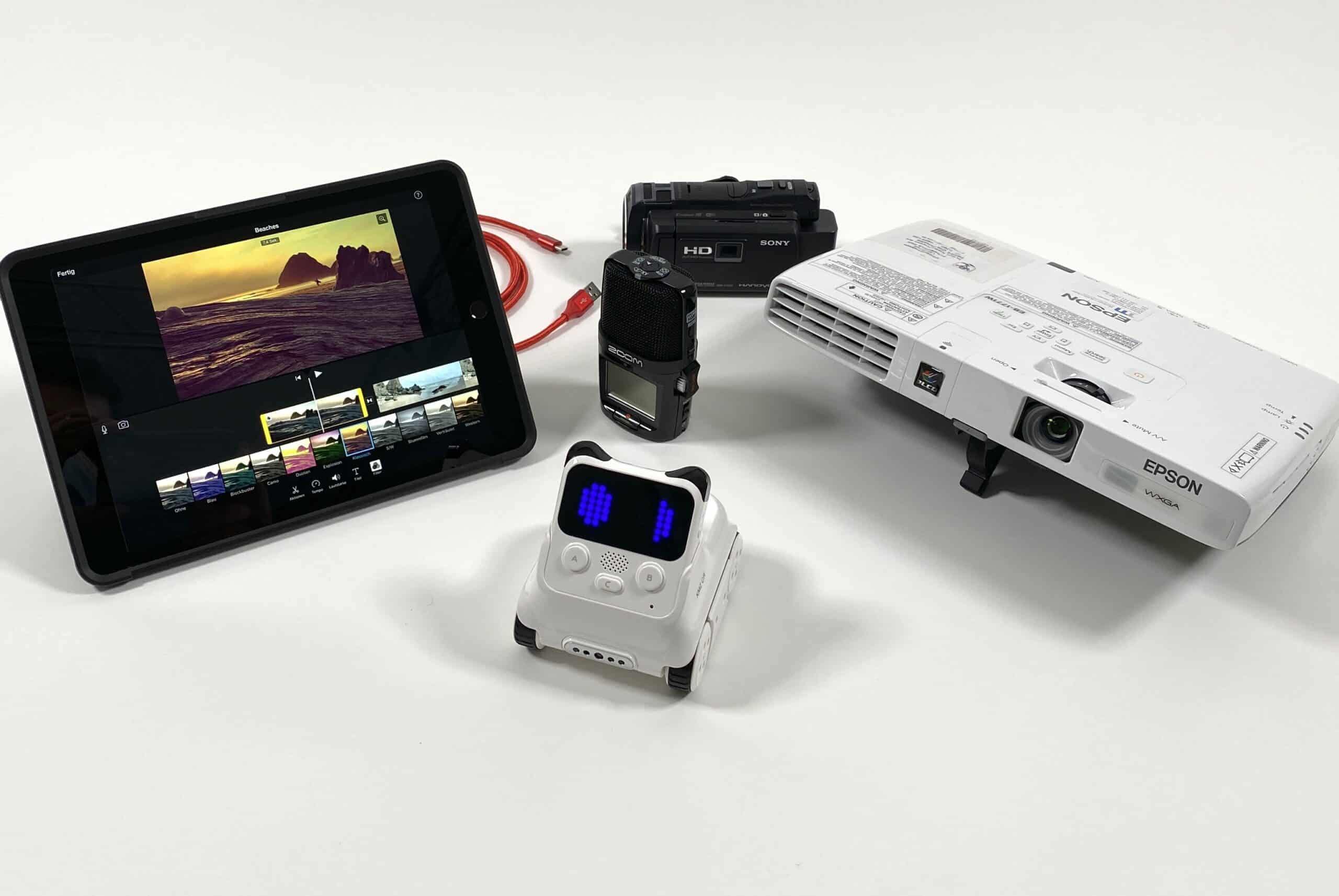 Foto von Beamer, Roboter und iPad