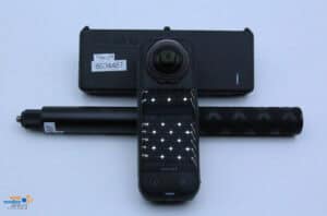 360° Kamera mit Selfiestick und Ladegerät